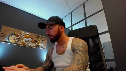 Snapshot of arongrant chatting on 12.24.24 AronGrant online show from 12.24.24