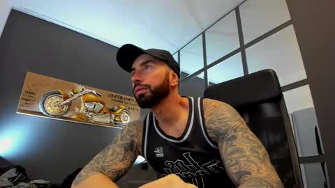 Snapshot of arongrant chatting on 01.05.25 AronGrant online show from 01.05.25