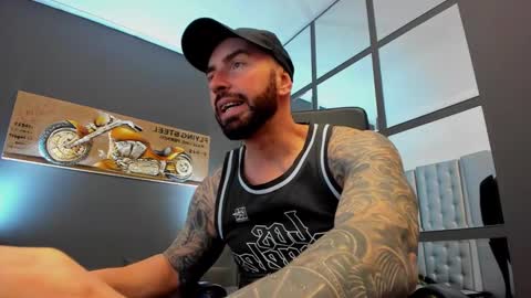 Snapshot of arongrant chatting on 01.05.25 AronGrant online show from 01.05.25