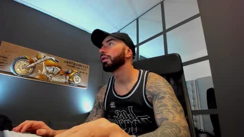 Snapshot of arongrant chatting on 01.06.25 AronGrant online show from 01.06.25