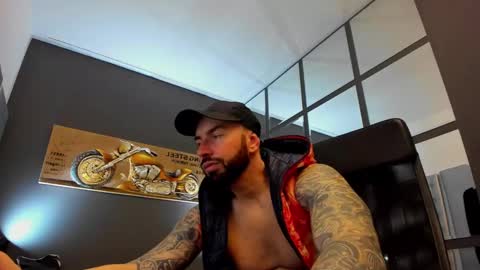 Snapshot of arongrant chatting on 01.07.25 AronGrant online show from 01.07.25