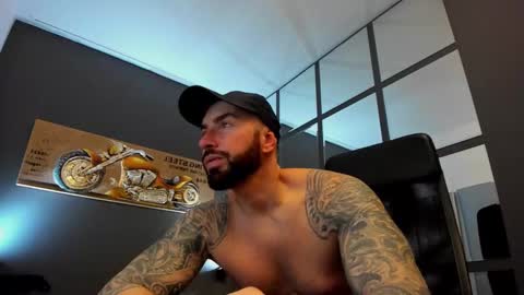 Snapshot of arongrant chatting on 01.08.25 AronGrant online show from 01.08.25