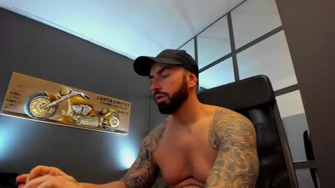 Snapshot of arongrant chatting on 01.08.25 AronGrant online show from 01.08.25