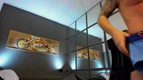 Snapshot of arongrant chatting on 01.12.25 AronGrant online show from 01.12.25