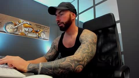 Snapshot of arongrant chatting on 01.22.25 AronGrant online show from 01.22.25