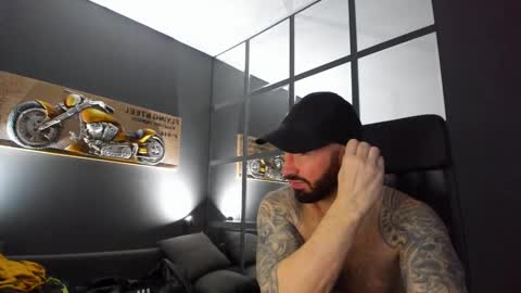 Snapshot of arongrant chatting on 01.28.25 AronGrant online show from 01.28.25