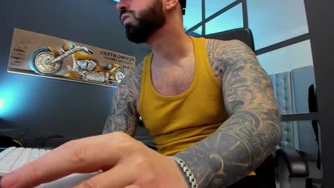 Snapshot of arongrant chatting on 02.01.25 AronGrant online show from 02.01.25