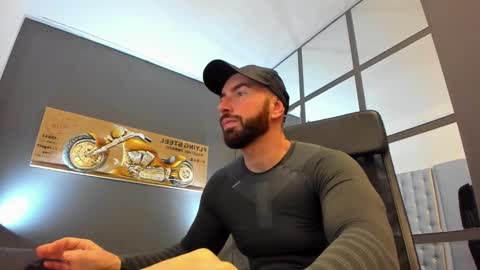 Snapshot of arongrant chatting on 02.04.25 AronGrant online show from 02.04.25