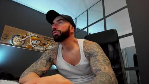 Snapshot of arongrant chatting on 02.05.25 AronGrant online show from 02.05.25