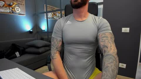 Snapshot of arongrant chatting on 02.08.25 AronGrant online show from 02.08.25