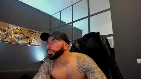 Snapshot of arongrant chatting on 02.10.25 AronGrant online show from 02.10.25