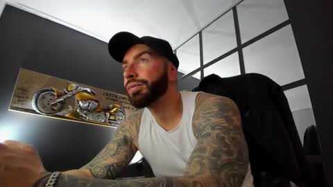 Snapshot of arongrant chatting on 02.12.25 AronGrant online show from 02.12.25