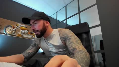 Snapshot of arongrant chatting on 02.20.25 AronGrant online show from 02.20.25