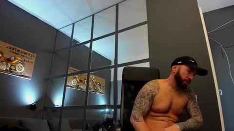 Snapshot of arongrant chatting on 03.03.25 AronGrant online show from 03.03.25