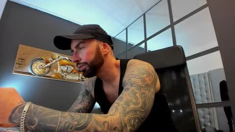 Snapshot of arongrant chatting on 03.04.25 AronGrant online show from 03.04.25