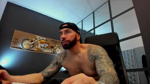 Snapshot of arongrant chatting on 03.05.25 AronGrant online show from 03.05.25