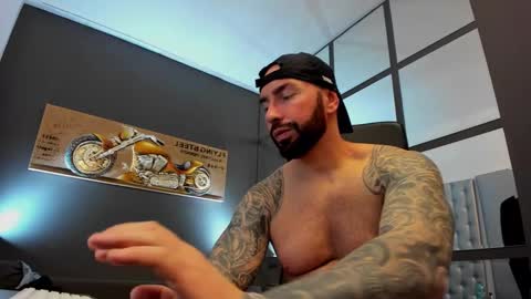 Snapshot of arongrant chatting on 03.08.25 AronGrant online show from 03.08.25