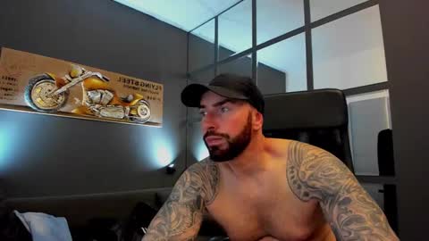 Snapshot of arongrant chatting on 03.09.25 AronGrant online show from 03.09.25