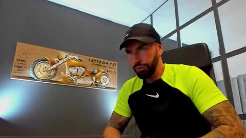 Snapshot of arongrant chatting on 09.09.25 AronGrant online show from 09.09.25