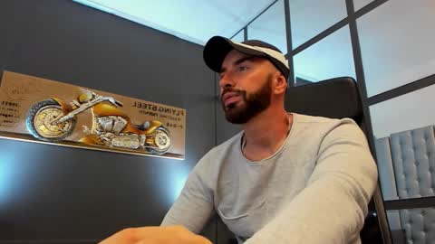 Snapshot of arongrant chatting on 09.19.25 AronGrant online show from 09.19.25