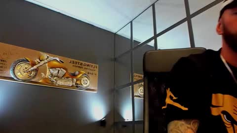 Snapshot of arongrant chatting on 09.20.25 AronGrant online show from 09.20.25