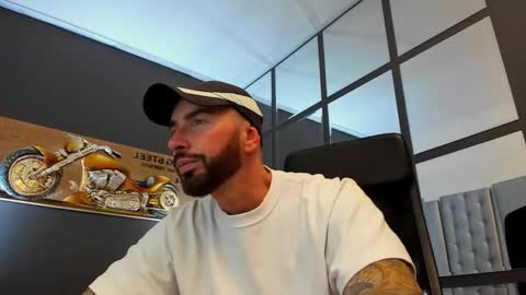 Snapshot of arongrant chatting on 09.24.25 AronGrant online show from 09.24.25