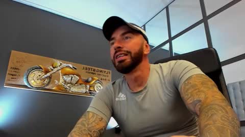 Snapshot of arongrant chatting on 09.26.25 AronGrant online show from 09.26.25