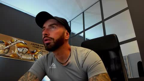 Snapshot of arongrant chatting on 09.28.25 AronGrant online show from 09.28.25