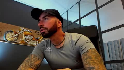 Snapshot of arongrant chatting on 10.01.25 AronGrant online show from 10.01.25