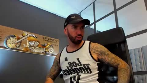 Snapshot of arongrant chatting on 10.02.25 AronGrant online show from 10.02.25