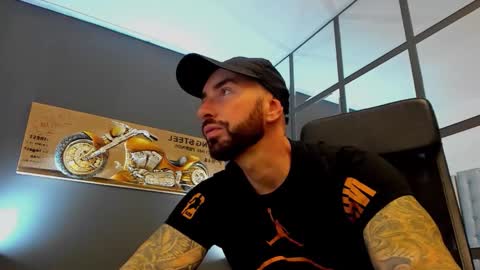 Snapshot of arongrant chatting on 10.03.25 AronGrant online show from 10.03.25