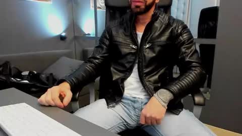 Snapshot of arongrant chatting on 10.07.25 AronGrant online show from 10.07.25