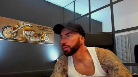 Snapshot of arongrant chatting on 10.08.25 AronGrant online show from 10.08.25