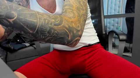 Snapshot of arongrant chatting on 10.11.25 AronGrant online show from 10.11.25