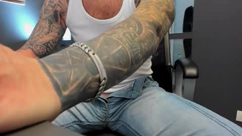 Snapshot of arongrant chatting on 10.19.25 AronGrant online show from 10.19.25