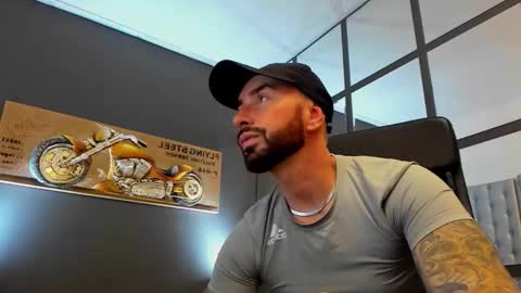 Snapshot of arongrant chatting on 10.24.25 AronGrant online show from 10.24.25