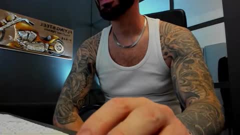 Snapshot of arongrant chatting on 10.25.25 AronGrant online show from 10.25.25