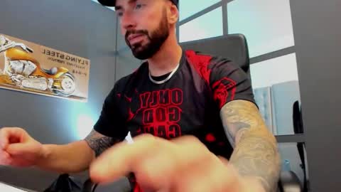 Snapshot of arongrant chatting on 10.26.25 AronGrant online show from 10.26.25