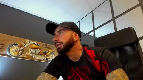 Snapshot of arongrant chatting on 10.27.25 AronGrant online show from 10.27.25