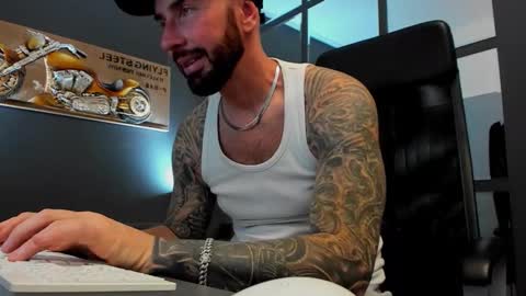 Snapshot of arongrant chatting on 10.28.25 AronGrant online show from 10.28.25