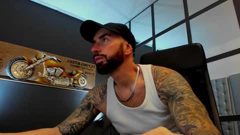 Snapshot of arongrant chatting on 10.29.25 AronGrant online show from 10.29.25