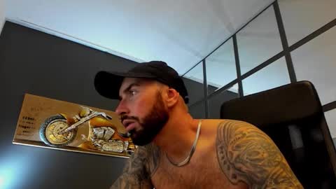 Snapshot of arongrant chatting on 10.31.25 AronGrant online show from 10.31.25