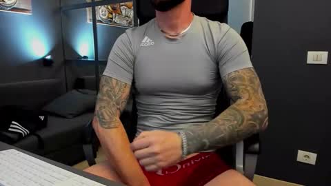 Snapshot of arongrant chatting on 11.01.25 AronGrant online show from 11.01.25