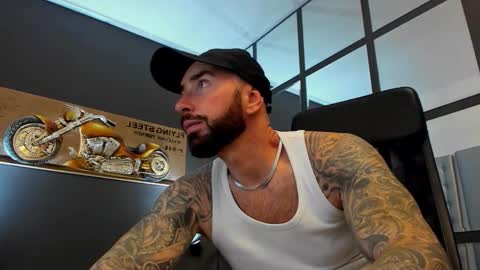 Snapshot of arongrant chatting on 11.02.25 AronGrant online show from 11.02.25