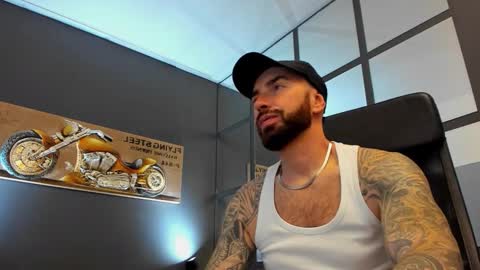 Snapshot of arongrant chatting on 11.03.25 AronGrant online show from 11.03.25