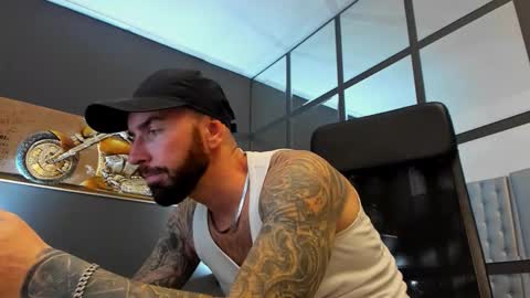 Snapshot of arongrant chatting on 11.04.25 AronGrant online show from 11.04.25