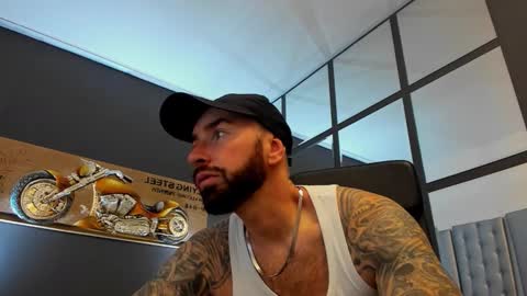 Snapshot of arongrant chatting on 11.05.25 AronGrant online show from 11.05.25