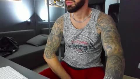 Snapshot of arongrant chatting on 11.07.25 AronGrant online show from 11.07.25