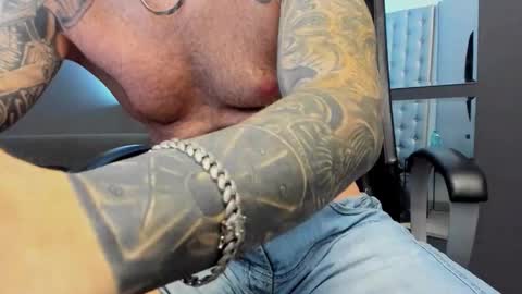 Snapshot of arongrant chatting on 11.09.25 AronGrant online show from 11.09.25