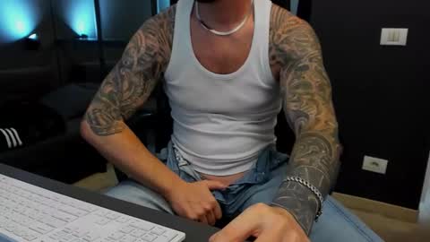 Snapshot of arongrant chatting on 11.10.25 AronGrant online show from 11.10.25